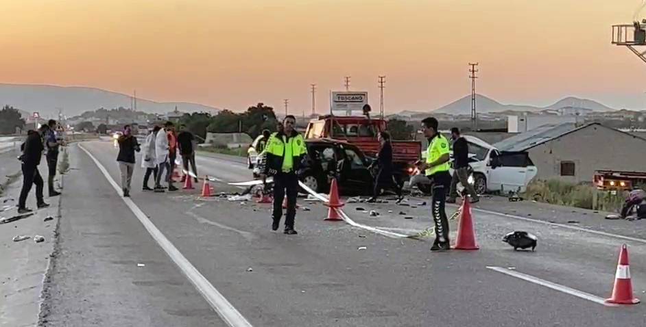 Konya’da feci kaza. 4 ölü 2 çocuk yaralı 3